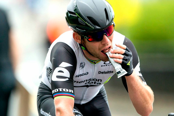 ciclista-comiendo-barrita