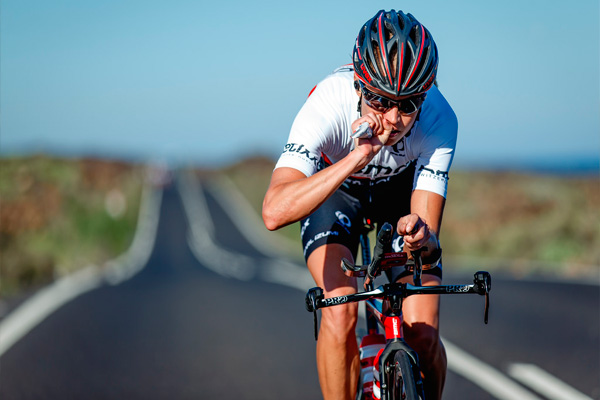ciclista-tomando-gel